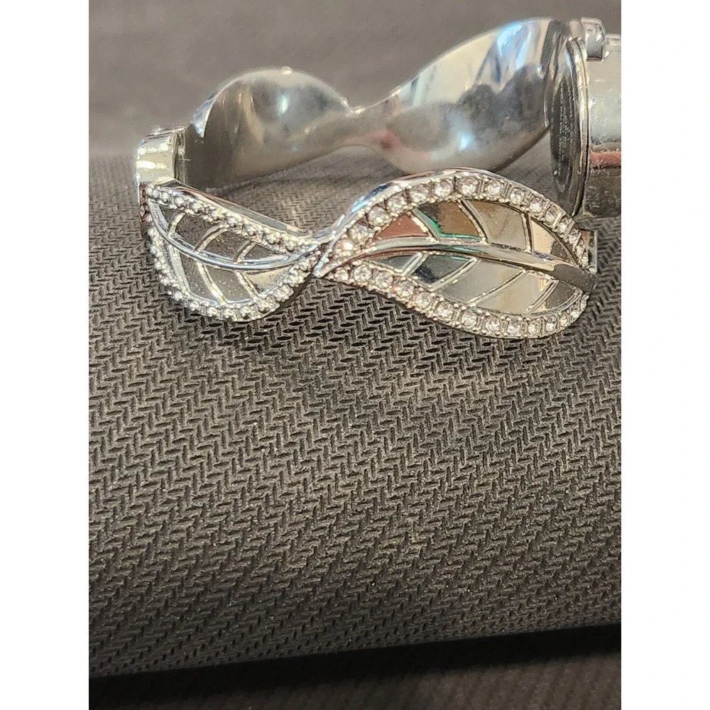 Studio Bangle‎ Band Quartz Watch Womens Needs Battery Silver Tone 21mm